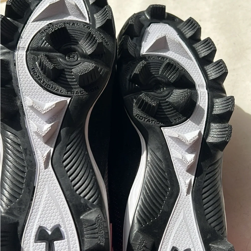 Under armour softball cleats - youth 6 - fits women’s 7.5ish - Picture 3 of 4